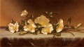 ライトグレーの布に描かれたチェロキーのバラ ロマンチックな花 マーティン・ジョンソン・ヘッド